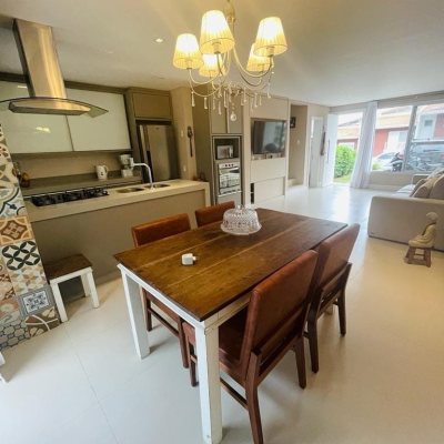 Casa em Condomínio com 149m², 3 quartos, 1 suíte, 2 garagens, no bairro Sambaqui em Florianópolis