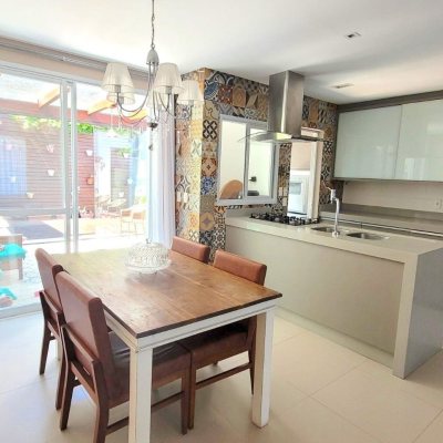 Casa em Condomínio com 149m², 3 quartos, 1 suíte, 2 garagens, no bairro Sambaqui em Florianópolis