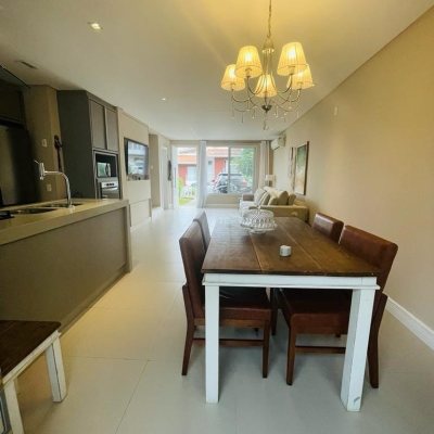 Casa em Condomínio com 149m², 3 quartos, 1 suíte, 2 garagens, no bairro Sambaqui em Florianópolis