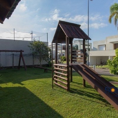 Casa em Condomínio com 400m², 4 quartos, 3 suítes, 4 garagens, no bairro Córrego Grande em Florianópolis