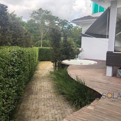 Casa em Condomínio com 400m², 4 quartos, 3 suítes, 4 garagens, no bairro Córrego Grande em Florianópolis