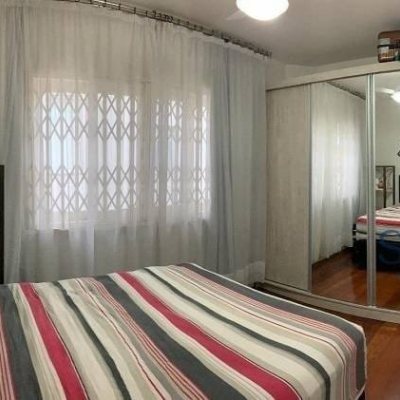 Casa Residencial com 214m², 4 quartos, 1 suíte, 4 garagens, no bairro Carianos em Florianópolis
