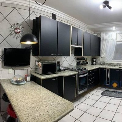 Casa Residencial com 214m², 4 quartos, 1 suíte, 4 garagens, no bairro Carianos em Florianópolis