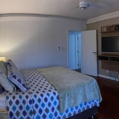 Casa Residencial com 214m², 4 quartos, 1 suíte, 4 garagens, no bairro Carianos em Florianópolis