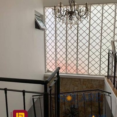 Casa Residencial com 214m², 4 quartos, 1 suíte, 4 garagens, no bairro Carianos em Florianópolis