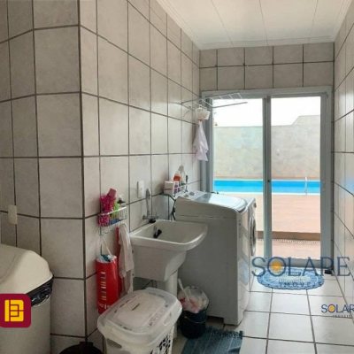 Casa Residencial com 214m², 4 quartos, 1 suíte, 4 garagens, no bairro Carianos em Florianópolis