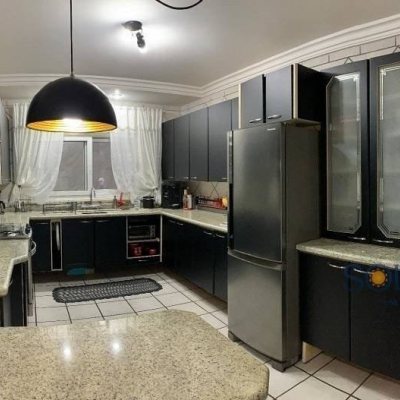 Casa Residencial com 214m², 4 quartos, 1 suíte, 4 garagens, no bairro Carianos em Florianópolis