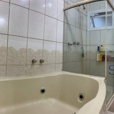 Casa Residencial com 214m², 4 quartos, 1 suíte, 4 garagens, no bairro Carianos em Florianópolis