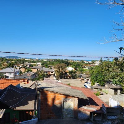 Casa Residencial com 130m², 2 quartos, 1 garagem, no bairro Morro Das Pedras em Florianópolis