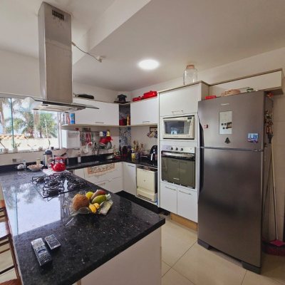 Casa Residencial com 291m², 4 quartos, 4 suítes, 3 garagens, no bairro Trindade em Florianópolis