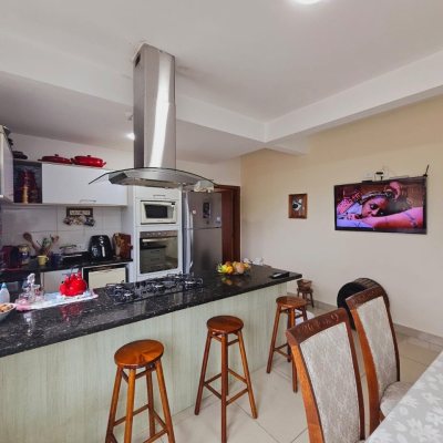 Casa Residencial com 291m², 4 quartos, 4 suítes, 3 garagens, no bairro Trindade em Florianópolis