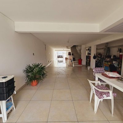 Casa Residencial com 291m², 4 quartos, 4 suítes, 3 garagens, no bairro Trindade em Florianópolis