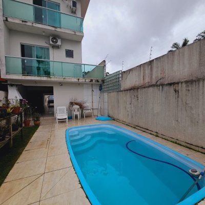 Casa Residencial com 291m², 4 quartos, 4 suítes, 3 garagens, no bairro Trindade em Florianópolis