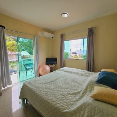 Casa Residencial com 291m², 4 quartos, 4 suítes, 3 garagens, no bairro Trindade em Florianópolis