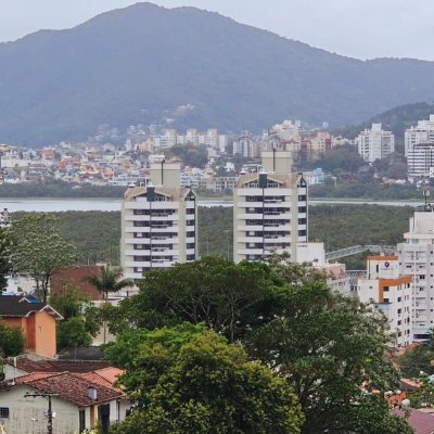Casa Residencial com 291m², 4 quartos, 4 suítes, 3 garagens, no bairro Trindade em Florianópolis