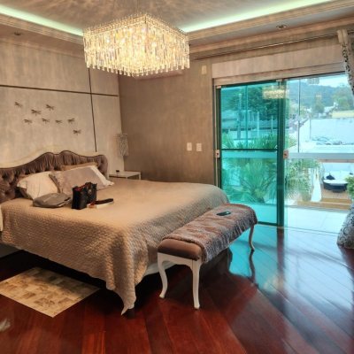 Casa Residencial com 278m², 3 quartos, 1 suíte, 3 garagens, no bairro Canasvieiras em Florianópolis