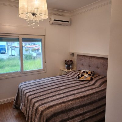 Casa Residencial com 278m², 3 quartos, 1 suíte, 3 garagens, no bairro Canasvieiras em Florianópolis