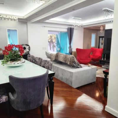 Casa Residencial com 278m², 3 quartos, 1 suíte, 3 garagens, no bairro Canasvieiras em Florianópolis