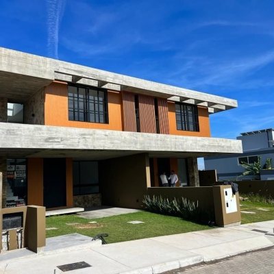 Casa Residencial com 208m², 3 quartos, 3 suítes, 2 garagens, no bairro Rio Tavares em Florianópolis