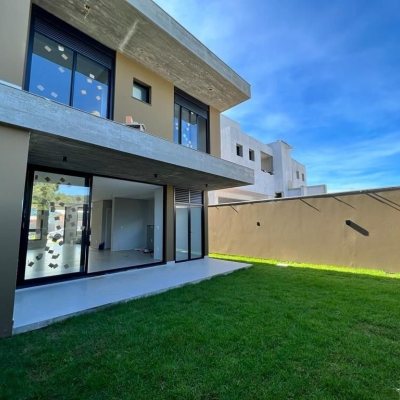 Casa Residencial com 208m², 3 quartos, 3 suítes, 2 garagens, no bairro Rio Tavares em Florianópolis