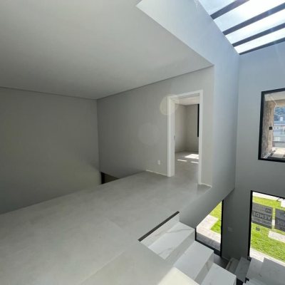 Casa Residencial com 208m², 3 quartos, 3 suítes, 2 garagens, no bairro Rio Tavares em Florianópolis