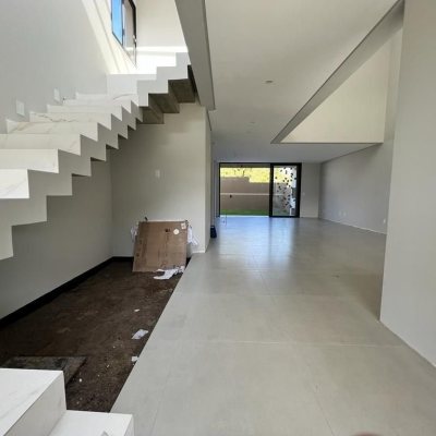 Casa Residencial com 208m², 3 quartos, 3 suítes, 2 garagens, no bairro Rio Tavares em Florianópolis