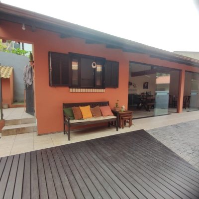 Casa Residencial com 143m², 4 quartos, 1 suíte, 2 garagens, no bairro Centro em São José