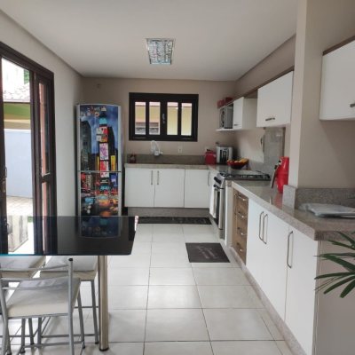 Casa Residencial com 143m², 4 quartos, 1 suíte, 2 garagens, no bairro Centro em São José