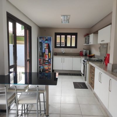 Casa Residencial com 143m², 4 quartos, 1 suíte, 2 garagens, no bairro Centro em São José