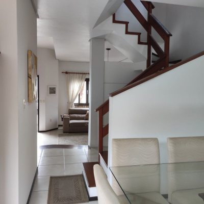 Casa Residencial com 143m², 4 quartos, 1 suíte, 2 garagens, no bairro Centro em São José