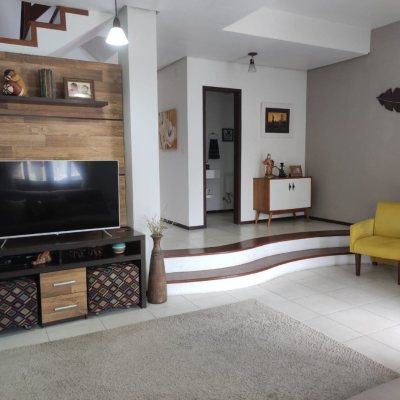 Casa Residencial com 143m², 4 quartos, 1 suíte, 2 garagens, no bairro Centro em São José