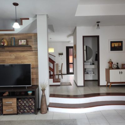 Casa Residencial com 143m², 4 quartos, 1 suíte, 2 garagens, no bairro Centro em São José