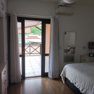 Casa Residencial com 143m², 4 quartos, 1 suíte, 2 garagens, no bairro Centro em São José