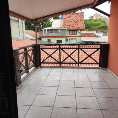 Casa Residencial com 143m², 4 quartos, 1 suíte, 2 garagens, no bairro Centro em São José