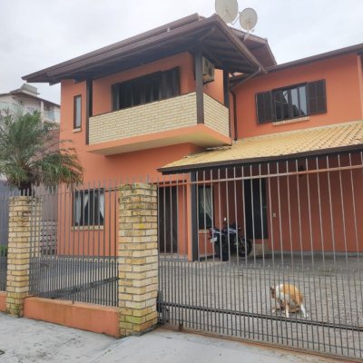 Casa Residencial com 143m², 4 quartos, 1 suíte, 2 garagens, no bairro Centro em São José