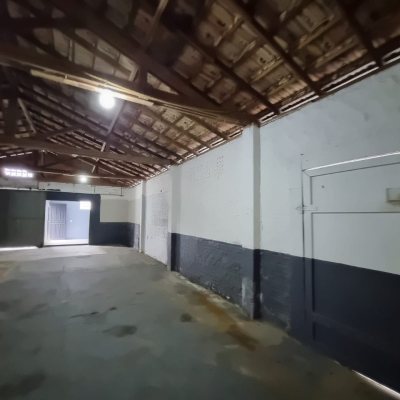 Galpao/Deposito com 100m², 6 garagens, no bairro Ponte Do Imaruim em Palhoça