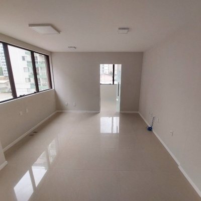 Sala com 48m², 1 garagem, no bairro Centro em Florianópolis