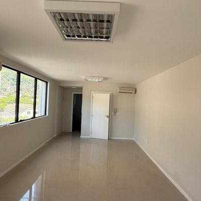 Sala com 48m², 1 garagem, no bairro Centro em Florianópolis