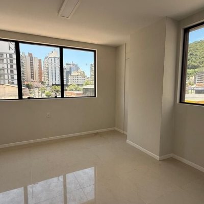 Sala com 48m², 1 garagem, no bairro Centro em Florianópolis