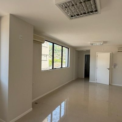 Sala com 48m², 1 garagem, no bairro Centro em Florianópolis