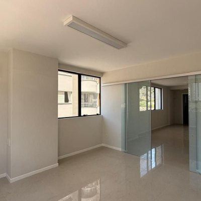 Sala com 48m², 1 garagem, no bairro Centro em Florianópolis