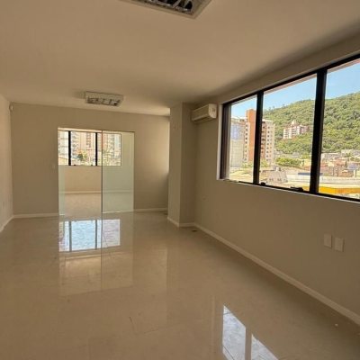 Sala com 48m², 1 garagem, no bairro Centro em Florianópolis