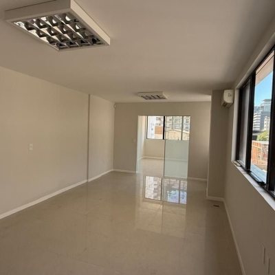 Sala com 48m², 1 garagem, no bairro Centro em Florianópolis