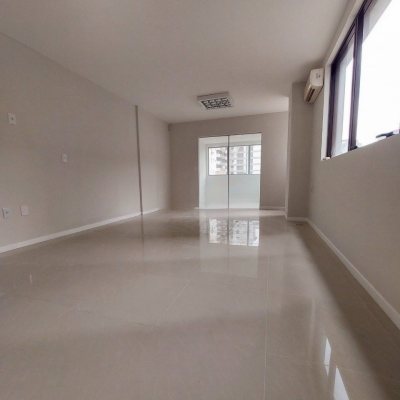 Sala com 48m², 1 garagem, no bairro Centro em Florianópolis