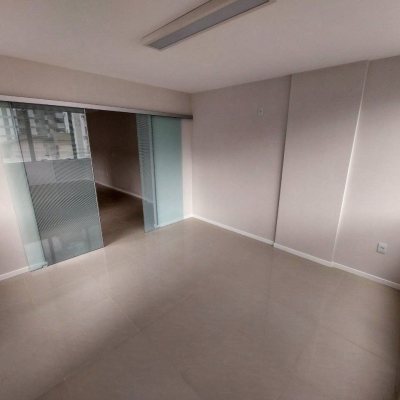 Sala com 48m², 1 garagem, no bairro Centro em Florianópolis