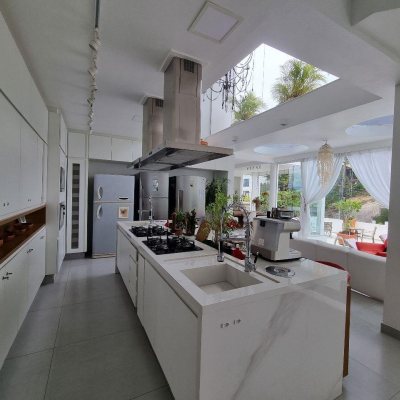 Casa Residencial com 450m², 8 quartos, 8 suítes, 5 garagens, no bairro Centro em Florianópolis