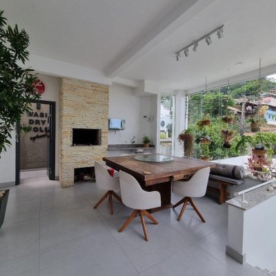 Casa Residencial com 450m², 8 quartos, 8 suítes, 5 garagens, no bairro Centro em Florianópolis