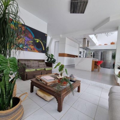 Casa Residencial com 450m², 8 quartos, 8 suítes, 5 garagens, no bairro Centro em Florianópolis