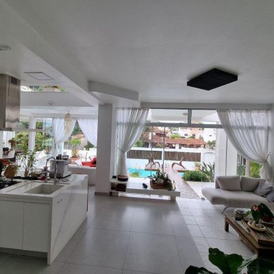 Casa Residencial com 450m², 8 quartos, 8 suítes, 5 garagens, no bairro Centro em Florianópolis