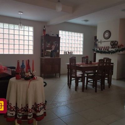 Casa Residencial com 243m², 4 quartos, 1 suíte, 2 garagens, no bairro Córrego Grande em Florianópolis